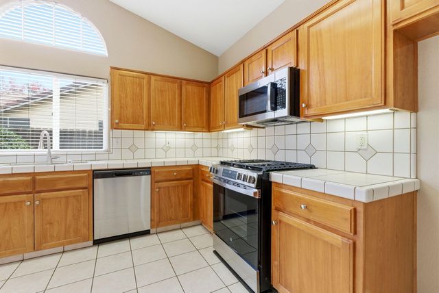 2744 W Ceres Court, Visalia, CA 93291