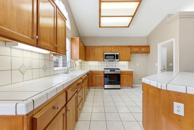 2744 W Ceres Court, Visalia, CA 93291