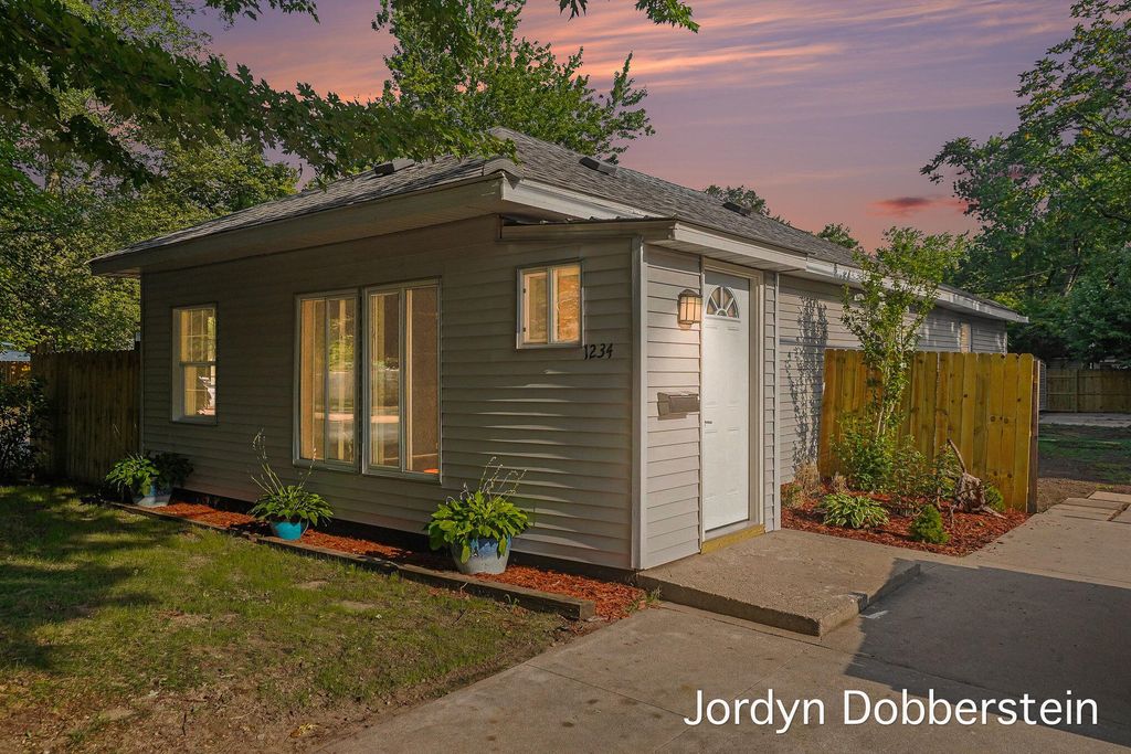 1234 Langeland Avenue, Muskegon, MI 49442