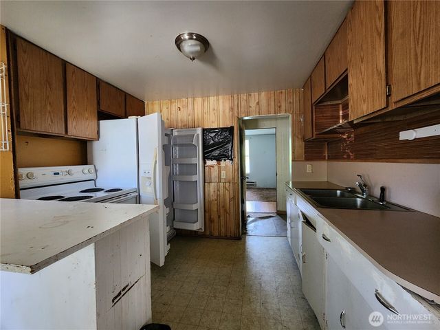 111 Cedar Avenue S, Eatonville, WA 98321