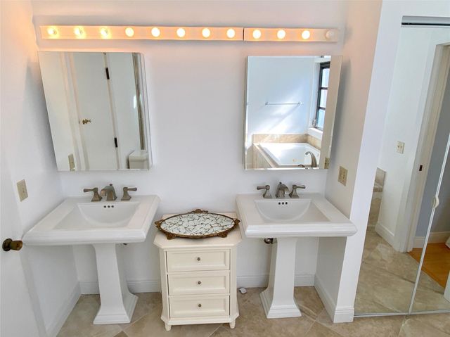 902 Holoma Dr, Vero Beach, FL 32963