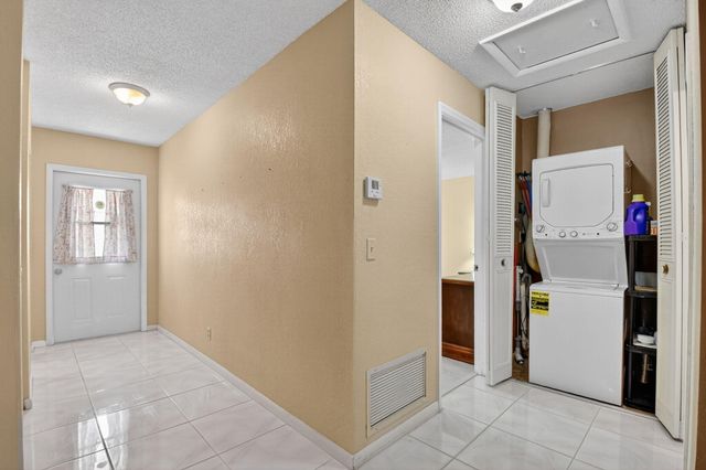676 Laconia Circle B, Lake Worth, FL 33467