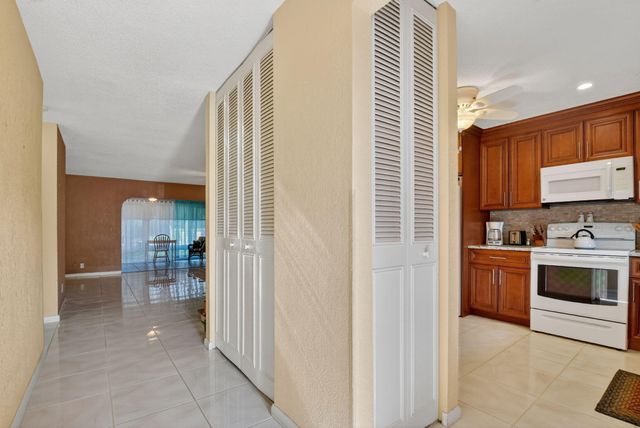 676 Laconia Circle B, Lake Worth, FL 33467