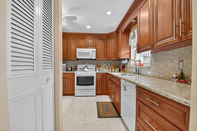 676 Laconia Circle B, Lake Worth, FL 33467