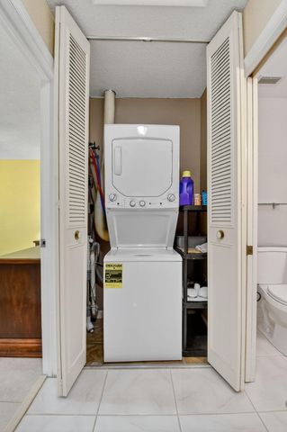 676 Laconia Circle B, Lake Worth, FL 33467