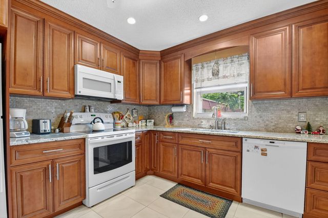 676 Laconia Circle B, Lake Worth, FL 33467