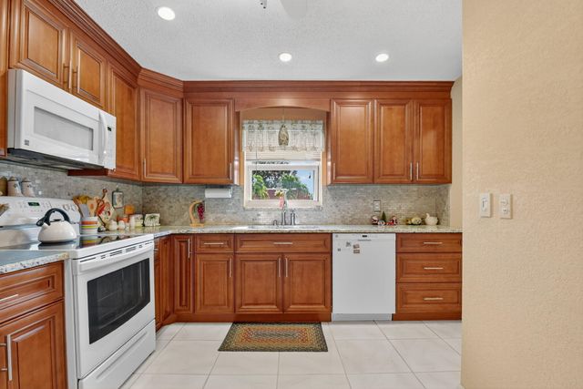 676 Laconia Circle B, Lake Worth, FL 33467
