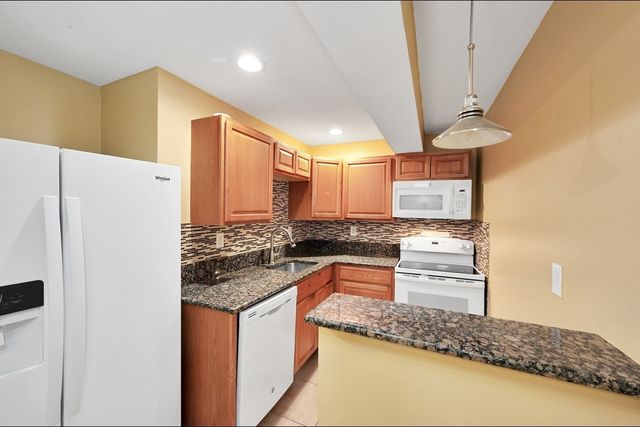 55 Surrey Ln 55, East Bridgewater, MA 02333