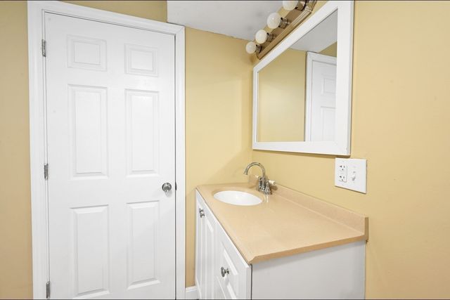 55 Surrey Ln 55, East Bridgewater, MA 02333