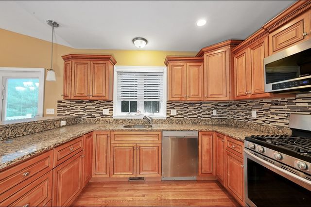 55 Surrey Ln 55, East Bridgewater, MA 02333