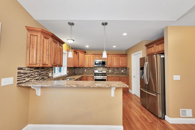 55 Surrey Ln 55, East Bridgewater, MA 02333