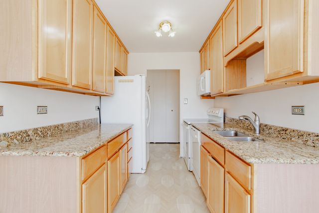 7033 N Kedzie Avenue 303, Chicago, IL 60645