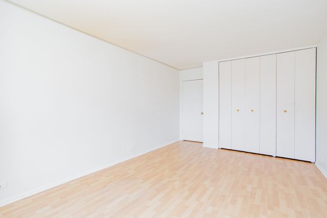 7033 N Kedzie Avenue 303, Chicago, IL 60645
