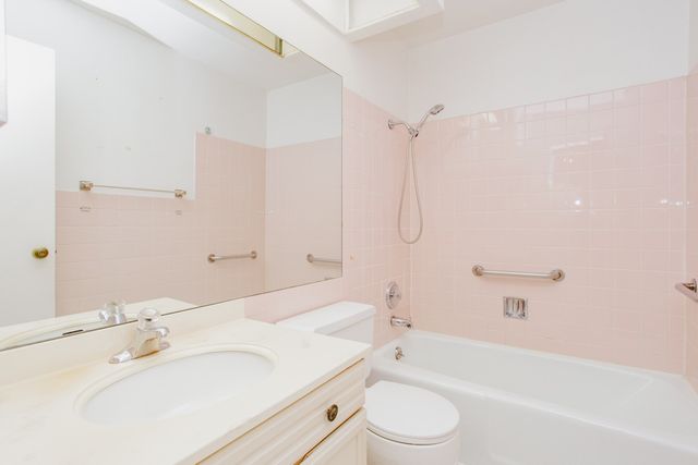 7033 N Kedzie Avenue 303, Chicago, IL 60645