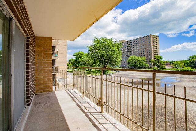 7033 N Kedzie Avenue 303, Chicago, IL 60645