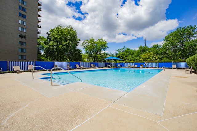 7033 N Kedzie Avenue 303, Chicago, IL 60645