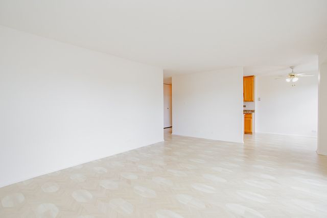 7033 N Kedzie Avenue 303, Chicago, IL 60645