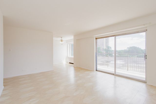 7033 N Kedzie Avenue 303, Chicago, IL 60645