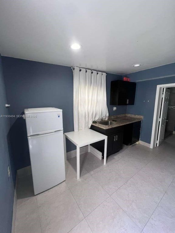 3101 SW 14th St 1, Fort Lauderdale, FL 33312