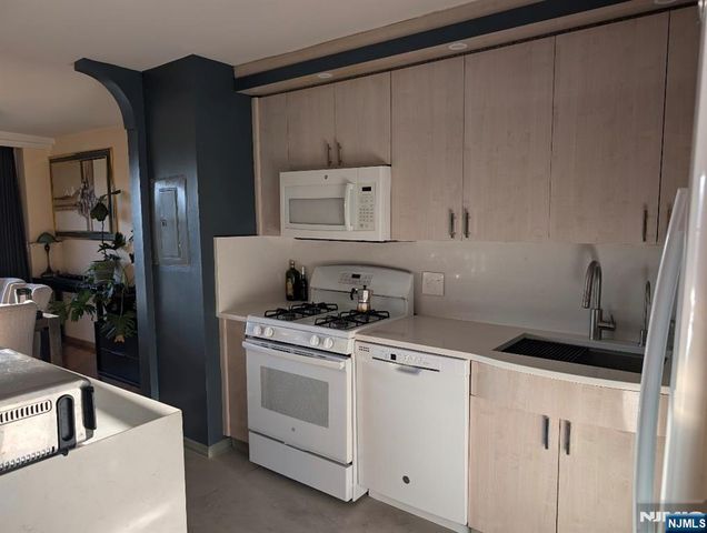 2352 Linwood Avenue 7G, Fort Lee, NJ 07024