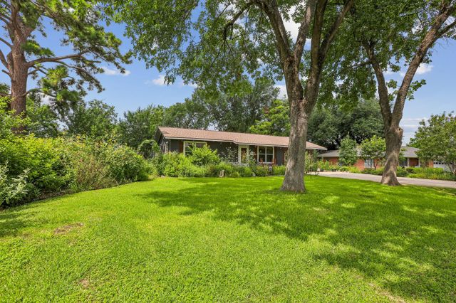 1114 W W 2nd ST, Elgin, TX 78621