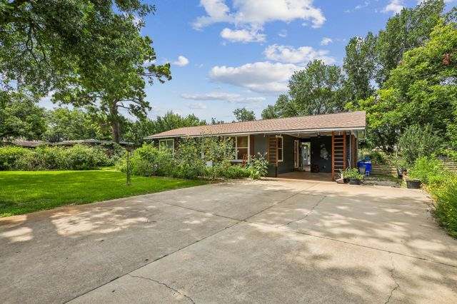 1114 W W 2nd ST, Elgin, TX 78621