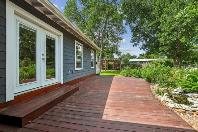 1114 W W 2nd ST, Elgin, TX 78621