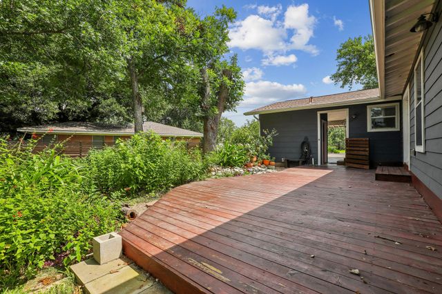 1114 W W 2nd ST, Elgin, TX 78621