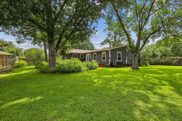 1114 W W 2nd ST, Elgin, TX 78621