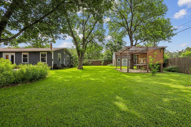 1114 W W 2nd ST, Elgin, TX 78621