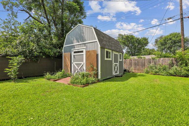 1114 W W 2nd ST, Elgin, TX 78621
