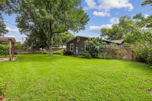 1114 W W 2nd ST, Elgin, TX 78621