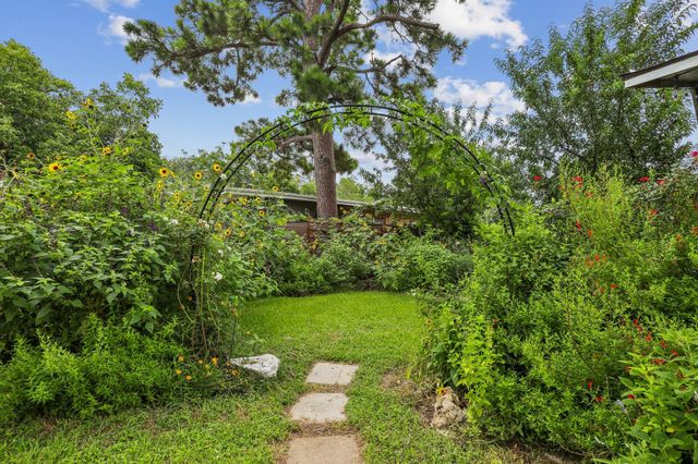 1114 W W 2nd ST, Elgin, TX 78621