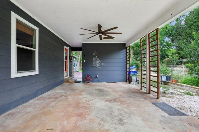 1114 W W 2nd ST, Elgin, TX 78621
