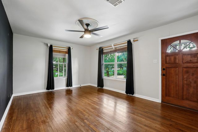 1114 W W 2nd ST, Elgin, TX 78621