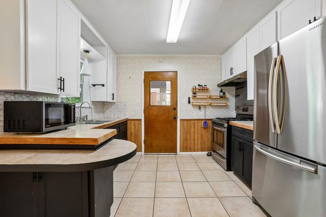 1114 W W 2nd ST, Elgin, TX 78621
