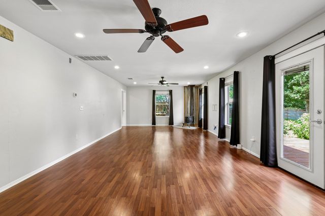 1114 W W 2nd ST, Elgin, TX 78621