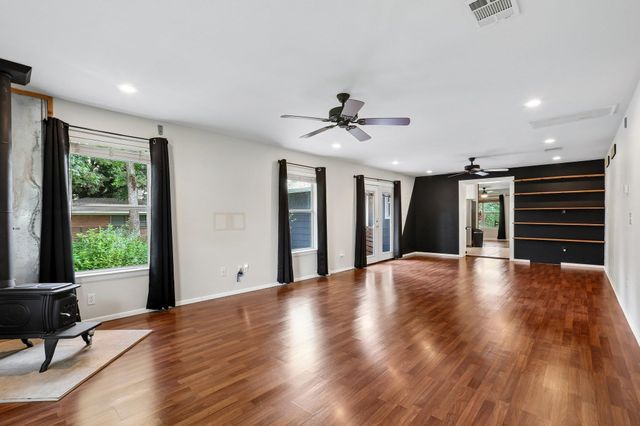 1114 W W 2nd ST, Elgin, TX 78621