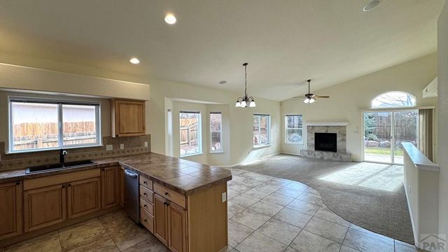 956 Peachcrest Dr, Pueblo, CO 81005