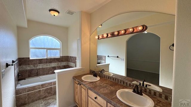 956 Peachcrest Dr, Pueblo, CO 81005