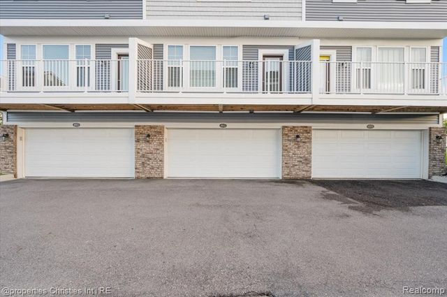 4953 Treeside Lane, Troy, MI 48098