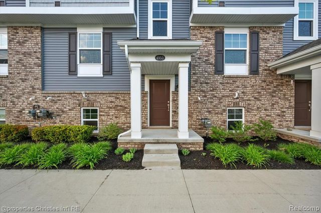 4953 Treeside Lane, Troy, MI 48098