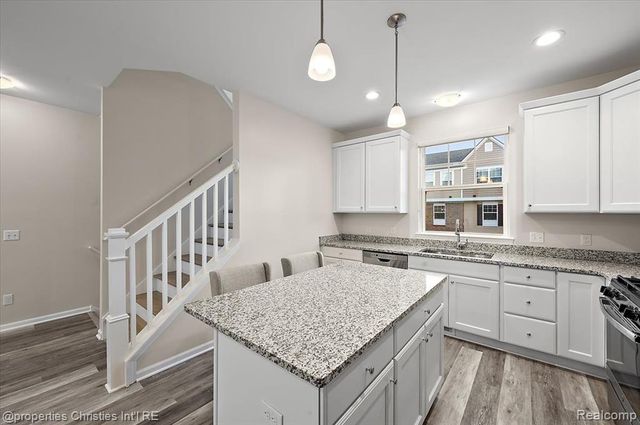 4953 Treeside Lane, Troy, MI 48098