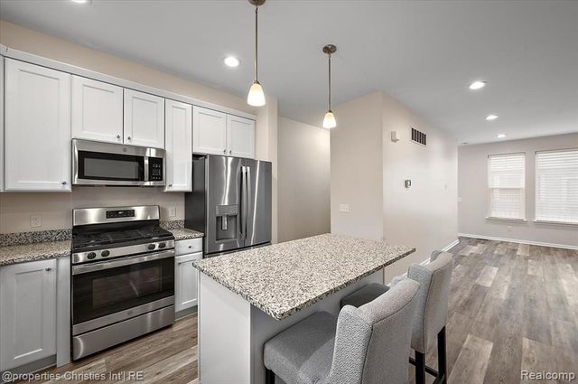 4953 Treeside Lane, Troy, MI 48098