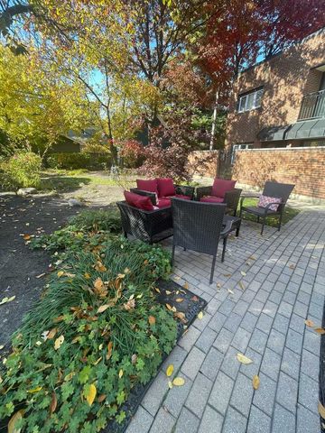 325 N Oak Park Avenue B, Oak Park, IL 60302