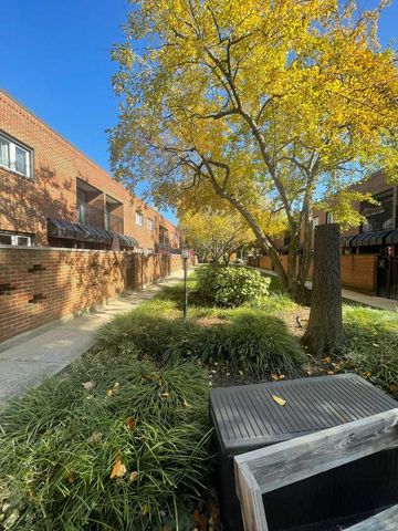 325 N Oak Park Avenue B, Oak Park, IL 60302