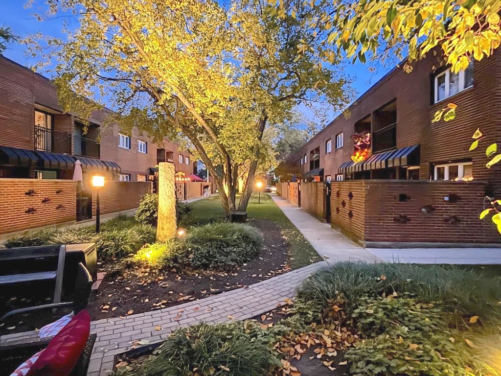 325 N Oak Park Avenue B, Oak Park, IL 60302