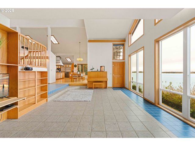 1270 SEAGATE Ave, Coos Bay, OR 97420