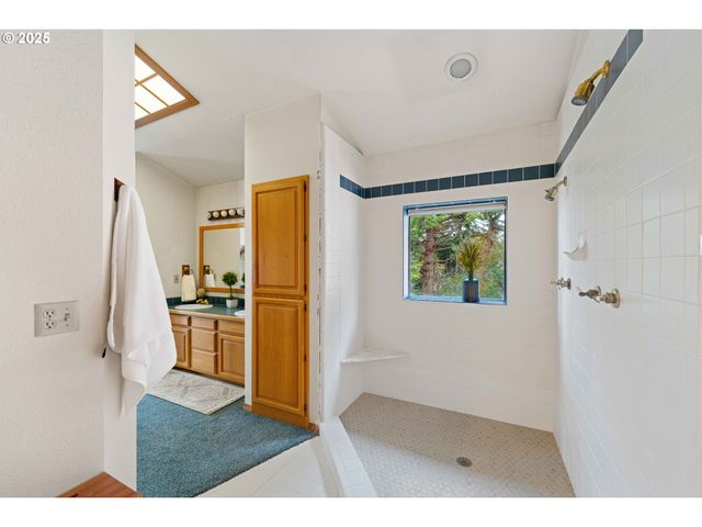 1270 SEAGATE Ave, Coos Bay, OR 97420