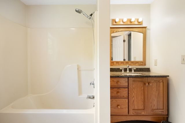 140 Paradise Ln, Sturbridge, MA 01518